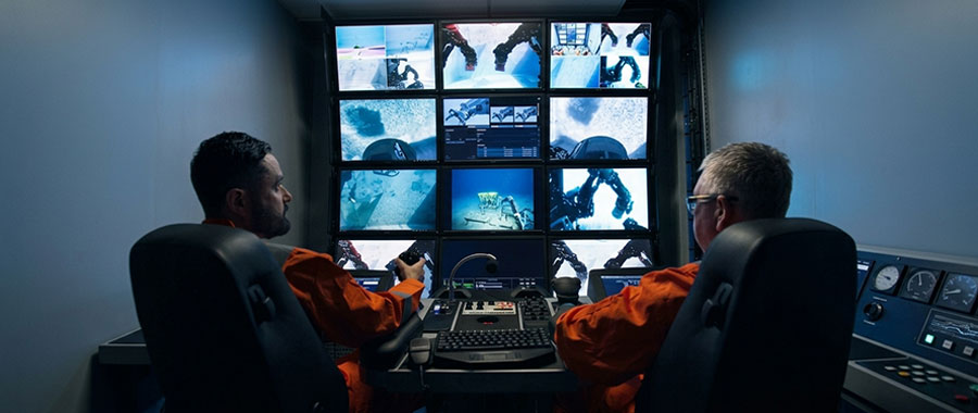 Poste de pilotage multi-écrans du simulateur d'entraînement pour robot sous-marin