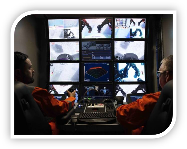 Poste de pilotage multi-écrans du simulateur d'entraînement pour robot sous-marin, développé pour TechnipFMC