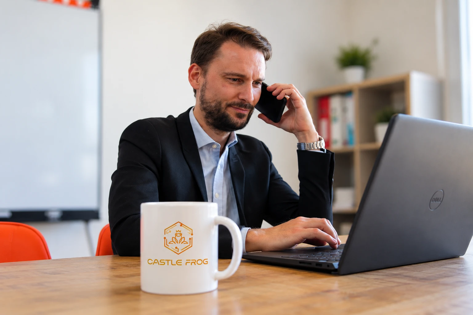 Le directeur commercial de Castle Frog au téléphone devant son ordinateur